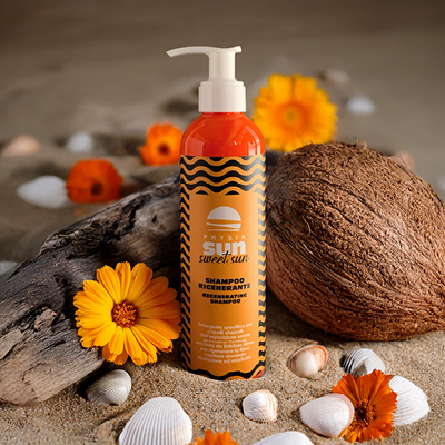 immagine del prodotto dello shampoo rigenerante in spiaggia circondato da fiori arancioni, conchiglie e cocco 